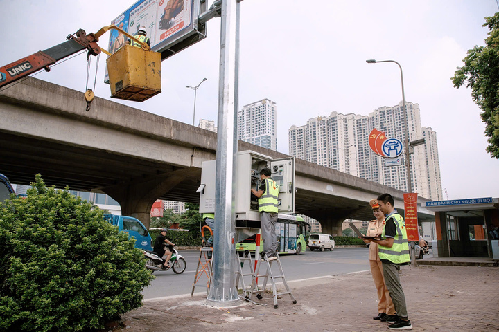 Lực lượng chức năng lắp đặt, vận hành thử nghiệm hệ thống màn hình Led trên một số tuyến phố trọng điểm của Hà Nội.