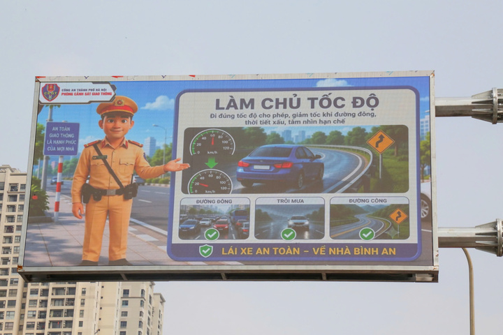 Mỗi màn hình Led có kích thước 4x2m, người điều khiển có thể dễ dàng quan sát từ khoảng cách xa mà không ảnh hưởng đến tầm nhìn khi lưu thông.