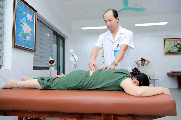 Các cụ được chăm sóc, bấm huyệt thư giãn.