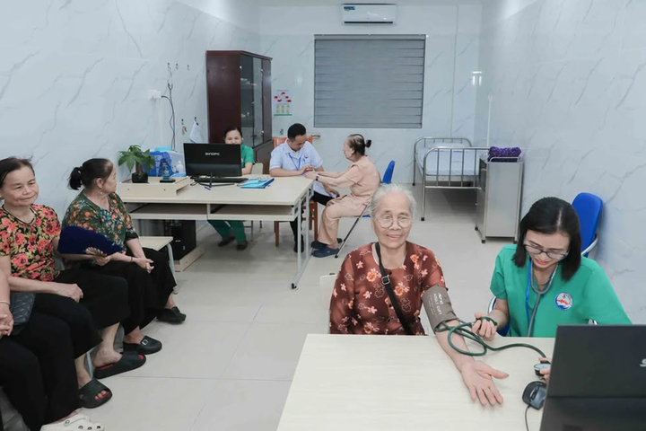 Mỗi sáng, các cụ được đo huyết áp, rà soát thuốc.