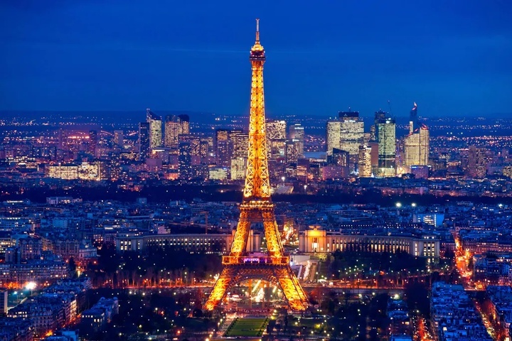 Paris rực rỡ ánh đèn khi màn đêm buông xuống. (Ảnh: Smithsonian Magazine)