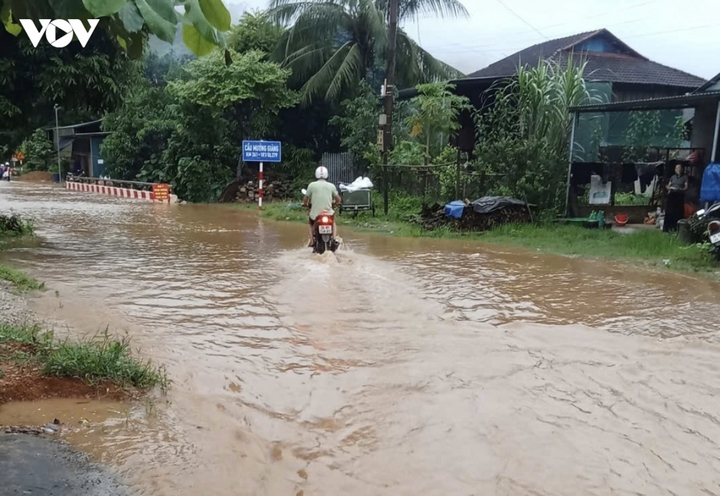 Nhiều tuyến đường bị ngập úng cục bộ sau mưa lớn.