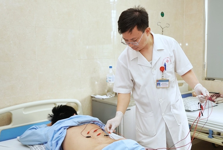 Người bệnh được châm cứu, điện châm, thủy châm, kết hợp sóng ngắn, điện xung, tia hồng ngoại, xoa bóp bấm huyệt, dùng thuốc và theo dõi sát diễn biến.