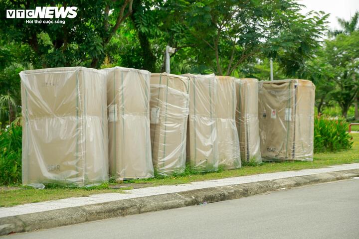 Ghi nhận của PV Báo Điện tử VTC News nhiều ngày qua, vỉa hè trục đường Lê Đức Anh và Võ Nguyên Giáp và một số tuyến đường, công viên nội bộ đoạn khu đô thị Royal Park (phường Vỹ Dạ, TP Huế) người đi đường cảm thấy khó chịu khi loạt thùng các tông đựng các thiết bị lắp đặt trạm sạc, đổi pin xe điện nằm "trùm mền" gây mất mĩ quan đô thị.