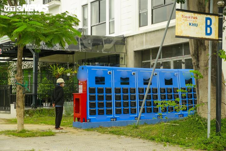 Phần lớn còn bọc trong thùng carton chờ lắp đặt, trong khi một số cụm trạm sạc, đổi pin xe điện cơ bản hoàn thiện thi công nhưng chưa được đưa vào sử dụng.