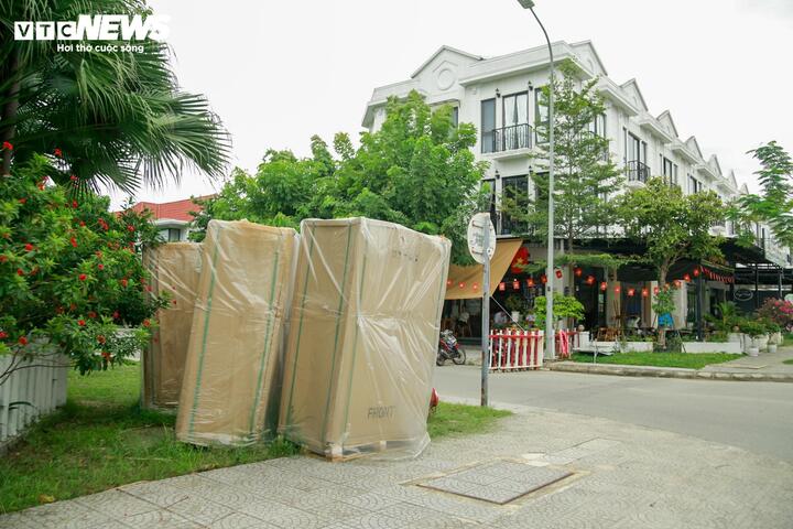 Sở Xây dựng TP Huế cũng dẫn quy định tại khoản 2, Điều 37 Luật Nhà ở năm 2023, trong đó nêu rõ chủ đầu tư dự án phải đầu tư xây dựng nhà ở và hệ thống hạ tầng kỹ thuật, hạ tầng xã hội theo nội dung quyết định hoặc chấp thuận chủ trương đầu tư, bảo đảm phù hợp với quy hoạch được duyệt. Ngoài ra, theo khoản 1, Điều 39 Luật Nhà ở năm 2023, chủ đầu tư phải lập, phê duyệt và triển khai dự án theo đúng nội dung đã được cơ quan có thẩm quyền phê duyệt, tuân thủ quy định về pháp luật xây dựng và quy định pháp luật có liên quan.