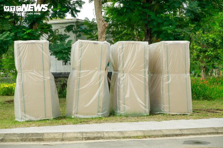 Trên cơ sở đó, Sở Xây dựng TP Huế yêu cầu Công ty Cổ phần Apec Land Huế (chủ đầu tư khu đô thị Royal Park) dừng mọi hoạt động thi công, lắp đặt trạm sạc, đổi pin xe điện tại các khu vực công cộng, công viên, vỉa hè và các tuyến đường nội bộ thuộc khu B - Đô thị Royal Park cho đến khi có ý kiến chấp thuận bằng văn bản của cơ quan nhà nước có thẩm quyền.