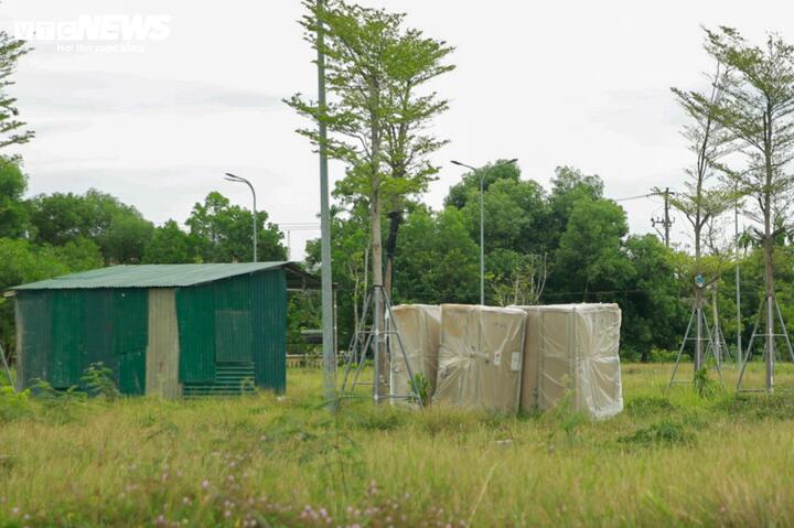 Công ty Cổ phần Apec Land Huế cũng được yêu cầu, giữ nguyên hiện trạng, có biện pháp che chắn, cảnh báo an toàn tại các vị trí đã lắp đặt thiết bị hoặc đang thi công, nhằm đảm bảo an toàn tuyệt đối cho người dân, đặc biệt là trẻ em trong khu vực.