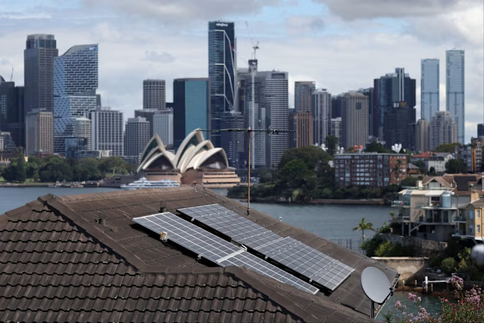Tỷ lệ lắp đặt pin mặt trời mái nhà cao ở Australia thúc đẩy sự bùng nổ công nghệ pin lưu trữ. (Ảnh: Reuters)