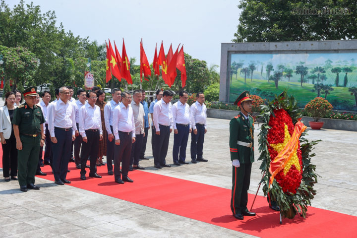 Thủ tướng Lê Minh Hưng và các đại biểu dâng hương, dâng hoa tại Đài tưởng niệm Anh hùng Liệt sĩ tỉnh Phú Thọ. (Ảnh: Nhật Bắc/VGP)