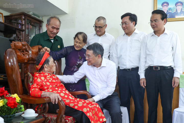 Thủ tướng Lê Minh Hưng thăm hỏi, tặng quà Mẹ Việt Nam anh hùng Nguyễn Thị Phước. (Ảnh: Nhật Bắc/VGP)