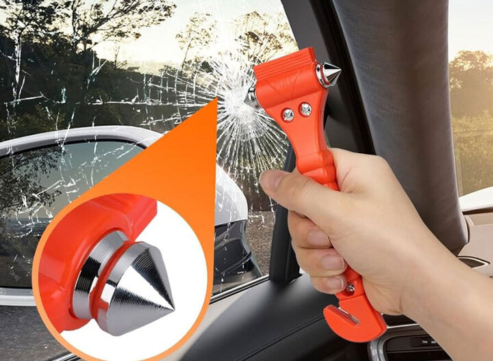 Dụng cụ thoát hiểm trên ô tô không bao giờ thừa.