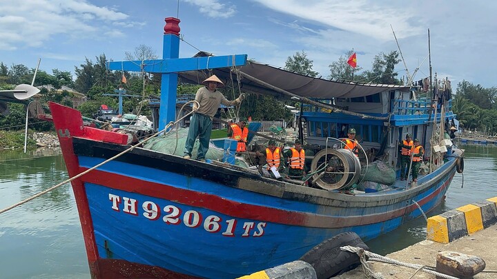 Tàu cá vi phạm bị lực lượng Bộ đội Biên phòng thành phố phát hiện, bắt giữ. (Ảnh: Hồng Minh)