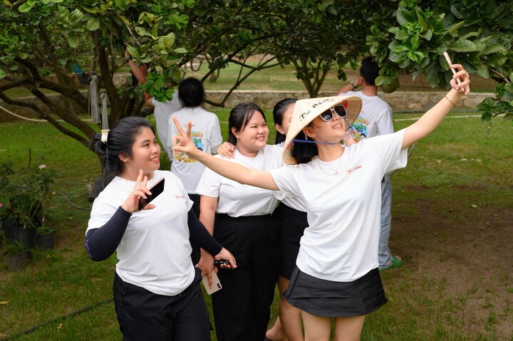 Du khách thích thú, check in khi tham quan nhà vườn tại xã Lâm Sơn.