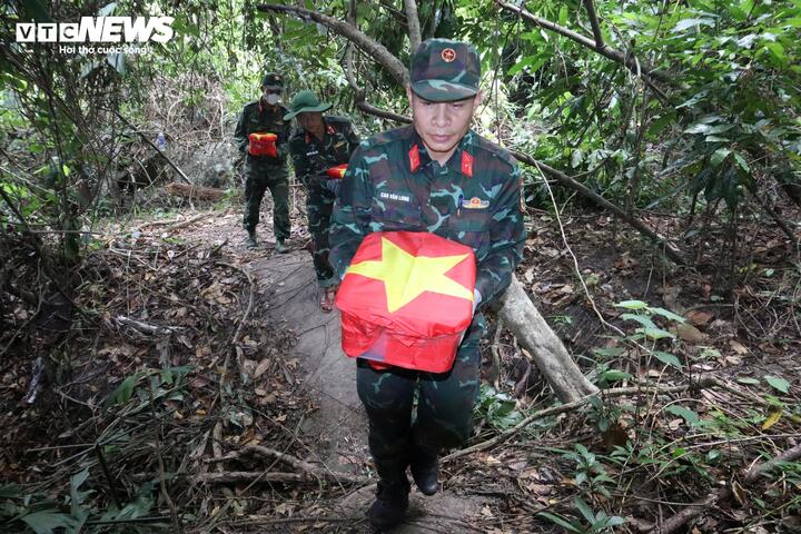 Mới đây, Ban Chỉ đạo về tìm kiếm, quy tập và xác định danh tính hài cốt liệt sĩ TP Đà Nẵng tìm thấy, quy tập 5 hài cốt liệt sĩ tại khu vực hang Đá Sập (hang Thương nghiệp K600, thôn Đại Đồng, xã Hà Nha). Mới đây, Ban Chỉ đạo về tìm kiếm, quy tập và xác định danh tính hài cốt liệt sĩ TP Đà Nẵng tìm thấy, quy tập 5 hài cốt liệt sĩ tại khu vực hang Đá Sập (hang Thương nghiệp K600, thôn Đại Đồng, xã Hà Nha).