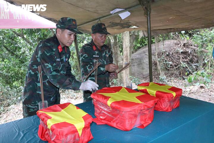 Đội quy tập đã dâng hương tưởng niệm trước khi đưa các hài cốt về Nghĩa trang liệt sĩ xã Hà Nha để tổ chức lễ truy điệu. Đội quy tập đã dâng hương tưởng niệm trước khi đưa các hài cốt về Nghĩa trang liệt sĩ xã Hà Nha để tổ chức lễ truy điệu.
