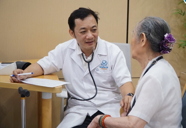 Nhân viên y tế thăm hỏi, tư vấn sức khoẻ cho người già tại trung tâm dưỡng lão. (Ảnh: Nhân Ái Daycare)