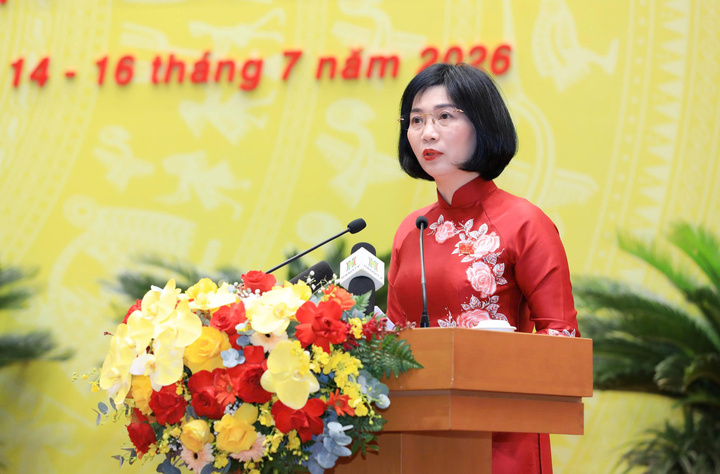 Chủ tịch HĐND thành phố Hà Nội Phùng Thị Hồng Hà phát biểu tại kỳ họp.