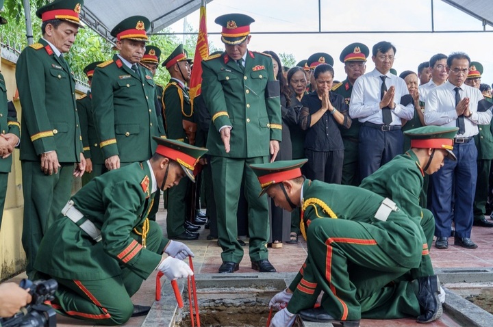 Truy điệu, an táng 5 hài cốt liệt sĩ.