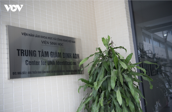 Cùng với Chiến dịch 500 ngày đêm đẩy mạnh tìm kiếm, quy tập và xác định danh tính hài cốt liệt sĩ, theo Quyết định 51 của Ban Chỉ đạo quốc gia 515 về Quy trình phối hợp xác định danh tính hài cốt liệt sĩ còn thiếu thông tin, Trung tâm Giám định AND (thuộc Viện Sinh học, Viện Hàn lâm Khoa học và Công nghệ Việt Nam) đang thực hiện nhiệm vụ tiếp nhận, lưu giữ và bảo quản các mẫu hài cốt liệt sĩ từ các địa phương trên cả nước. Đồng thời, Trung tâm cũng triển khai các công tác chuẩn bị để thực hiện giám định ADN thường quy bằng công nghệ ADN ty thể.