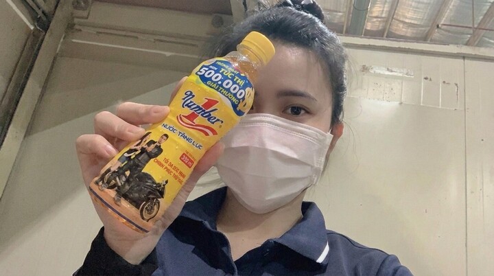 Chị Trần Thị Mỹ Lệ (quê Lâm Đồng), công nhân làm việc tại Đồng Nai, là khách hàng đầu tiên trúng giải Đặc biệt 100 triệu đồng từ chương trình "Xé ngay trúng liền" hè 2026 của Number 1, Trà Dr Thanh và Trà Xanh Không Độ. (Ảnh: NVCC)
