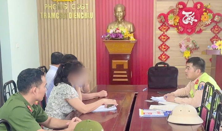 Trạm CSGT Diễn Châu mời bà H.T.T đến làm việc. (Ảnh: CSGT Nghệ An)