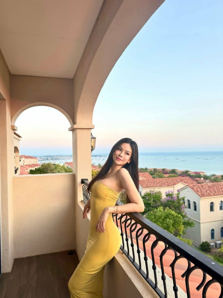 Mùa hè là khoảng thời gian cựu người mẫu Đào Lan Phương dành cho những chuyến nghỉ dưỡng để cân bằng cuộc sống sau lịch trình bận rộn. Trên trang cá nhân, cô thường xuyên chia sẻ hình ảnh khám phá các bãi biển trong nước cũng như du lịch nước ngoài với phong cách thời trang trẻ trung, nữ tính.