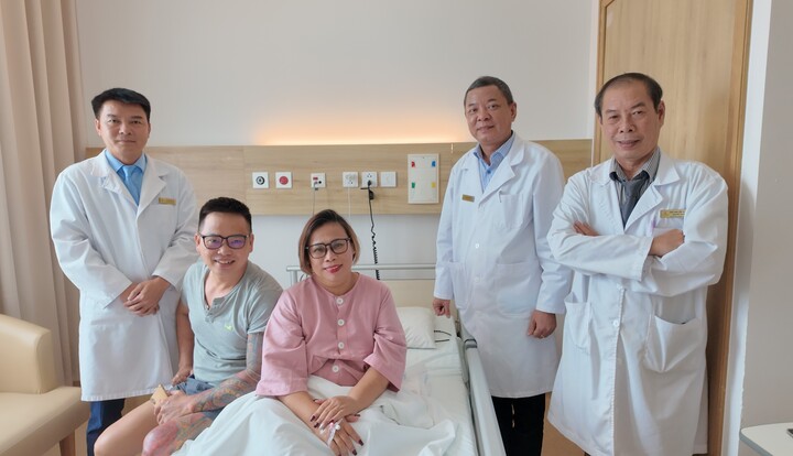 Chị H.V. và chồng xúc động trước ngày xuất viện.