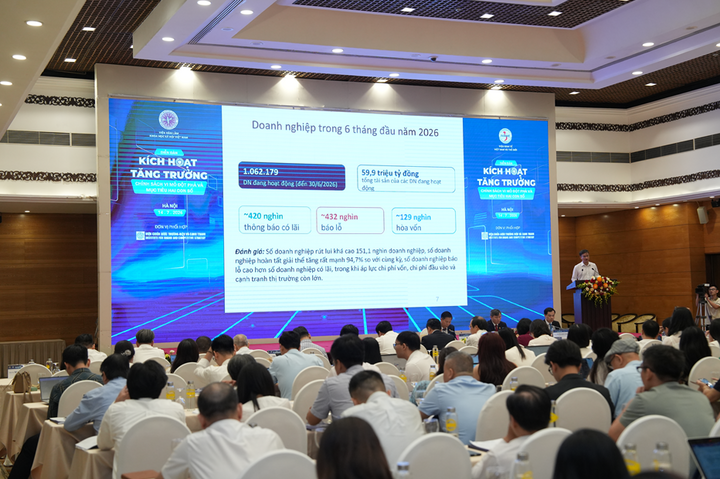 TS. Phạm Anh Tuấn, Phó Viện trưởng Viện Kinh tế Việt Nam và Thế giới, tham luận tại Diễn đàn.