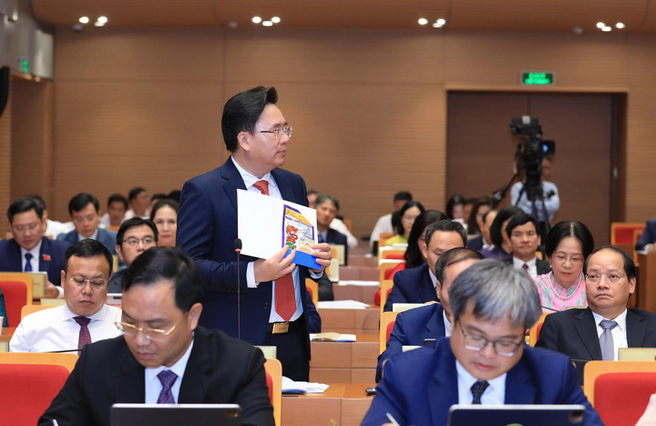 Đại biểu Nguyễn Văn Thường cầm theo vỏ thuốc bảo vệ thực vật chất vấn tại hội trường.
