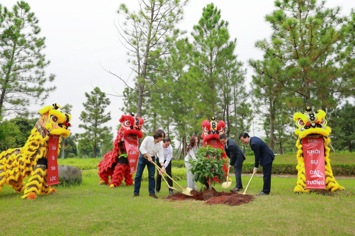 Nghi thức trồng cây đánh dấu bước khởi đầu cho hành trình kiến tạo khu đô thị Forestia Park.