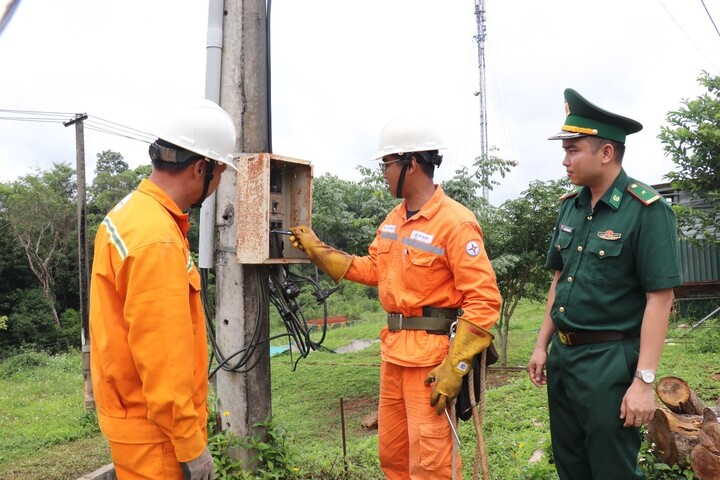 Thiếu tá Nguyễn Văn Chinh, Phó Đồn trưởng Đồn biên phòng cửa khẩu Bu P'Rang, kiểm tra lưới điện cùng nhân viên Điện lực Tuy Đức, tỉnh Lâm Đồng.