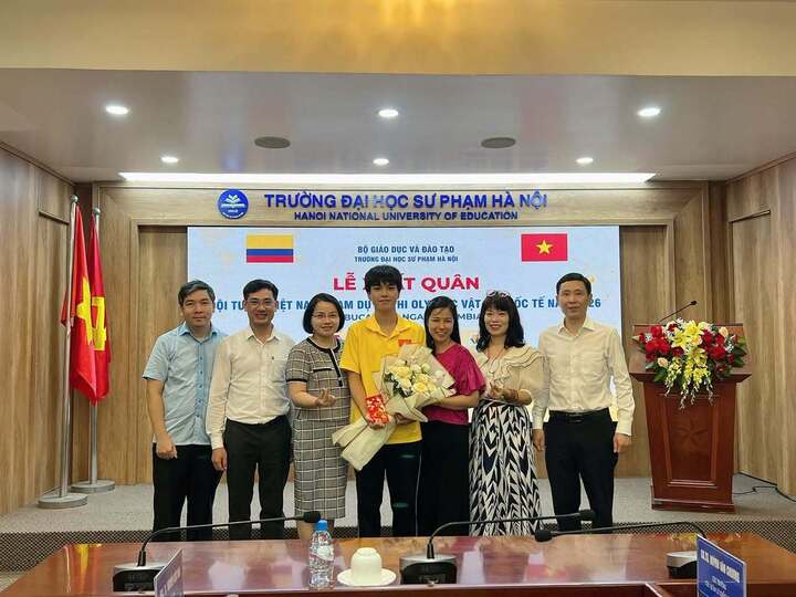 Nhật Minh chụp ảnh cùng các thầy cô và mẹ tại lễ xuất quân dự thi IPhO 2026. (Ảnh: NVCC)