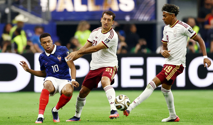 Mbappe bị theo kèm chặt.