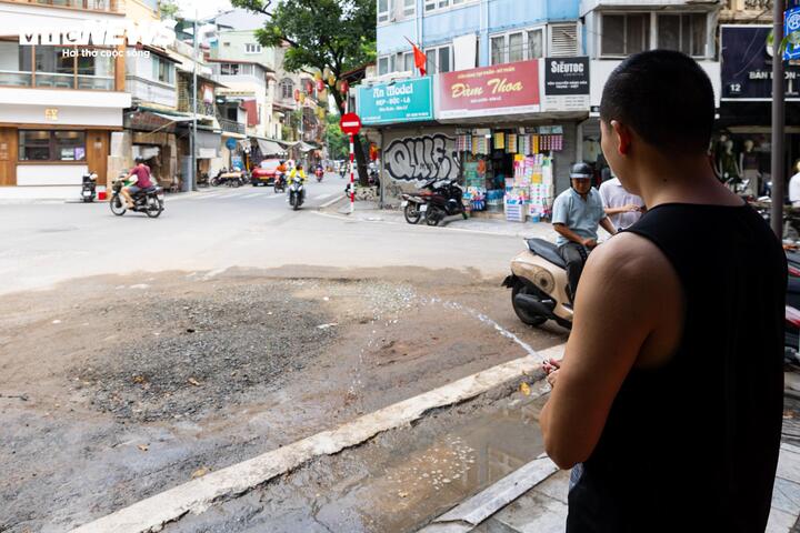 Để hạn chế bụi phát tán, mỗi ngày phải liên tục tưới nước, có thời điểm lên tới hàng chục lần. "Chỉ cần ngừng tưới một lúc là bụi lại bốc lên mù mịt. Hít phải bụi nhiều rất dễ viêm họng", người này chia sẻ.