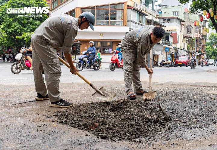 Để hạn chế bụi phát sinh trong quá trình thi công và đảm bảo an toàn giao thông, đơn vị thi công thuộc Công ty Nước sạch số 3 Hà Nội hằng ngày đều bố trí lực lượng kiểm tra hiện trường, thực hiện tưới nước giảm bụi, san gạt mặt đường và khắc phục các vị trí bị lún.