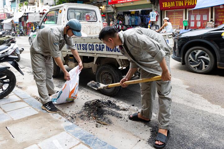 Một công nhân cho biết, việc thi công chủ yếu được triển khai vào ban đêm nhằm giảm ảnh hưởng đến giao thông. Sau mỗi ca làm việc, công nhân kiểm tra toàn bộ hiện trường; những khu vực mặt đường khô được tưới nước, các vị trí bị lún được bổ sung vật liệu, còn những điểm gồ ghề được san gạt để đảm bảo phương tiện lưu thông. Trường hợp tiếp tục xuất hiện lún, đơn vị sẽ xử lý bổ sung và phối hợp với người dân khi cần thiết, trong đó có việc tháo đồng hồ nước để phục vụ công tác khắc phục. Công ty Nước sạch số 3 Hà Nội chỉ đảm nhiệm việc thi công tuyến ống, còn công tác hoàn trả, san lấp mặt đường thuộc trách nhiệm của Xí nghiệp 1.
