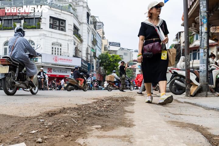 "Khu vực trung tâm được xem là bộ mặt của Thủ đô, vì vậy các đơn vị thi công cần đẩy nhanh tiến độ hoàn trả mặt bằng để giảm ảnh hưởng đến sinh hoạt của người dân cũng như hoạt động kinh doanh, du lịch", anh Phương Nam (phường Hoàn Kiếm) nói.