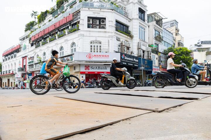 Đáng chú ý, đây là khu vực trung tâm phố cổ, nằm sát hồ Hoàn Kiếm và Quảng trường Đông Kinh Nghĩa Thục - nơi thường xuyên đón lượng lớn du khách trong và ngoài nước. Việc mặt đường chưa được hoàn trả đồng bộ khiến hình ảnh khu vực trung tâm Thủ đô phần nào bị ảnh hưởng.