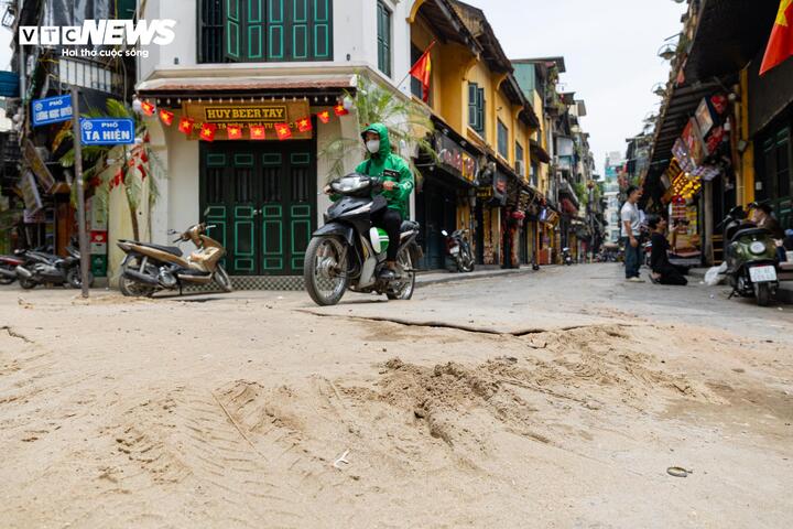 Hàng loạt tuyến phố cổ Hà Nội bụi mịt mù, mặt đường nham nhở - 11