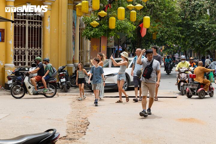 Hàng loạt tuyến phố cổ Hà Nội bụi mịt mù, mặt đường nham nhở - 12