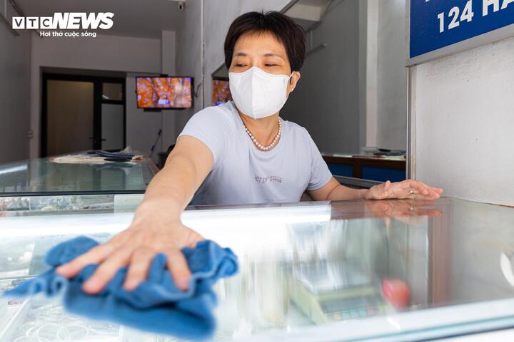 Để giữ hàng hóa luôn sạch sẽ, chị Hương cùng các tiểu thương phải liên tục lau chùi tủ kính. Thế nhưng, chỉ sau khoảng 15-20 phút, một lớp bụi mới lại phủ kín bề mặt, buộc họ phải vệ sinh nhiều lần trong ngày. Tình trạng bụi bẩn kéo dài không chỉ ảnh hưởng trực tiếp đến hoạt động kinh doanh mà còn tiềm ẩn nguy cơ tác động đến sức khỏe người dân, đồng thời làm giảm mỹ quan khu phố cổ - một trong những điểm đến thu hút đông du khách của Thủ đô.