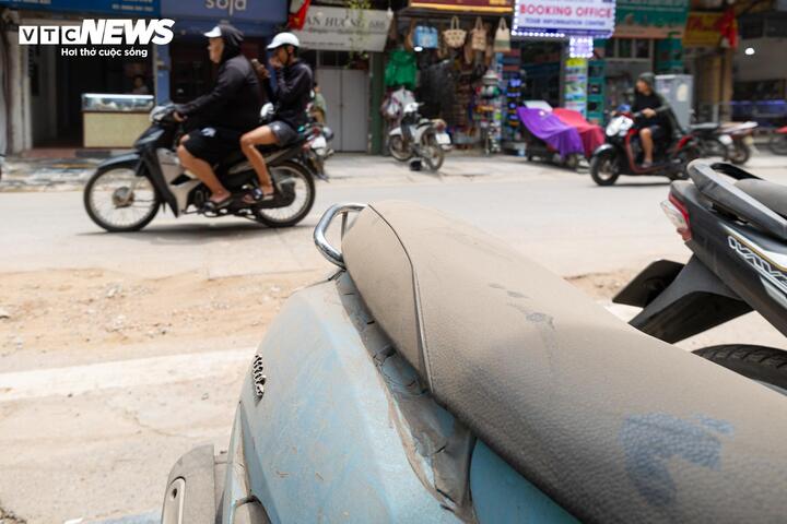 Trên phố Hàng Bạc, nhiều phương tiện dựng trên vỉa hè chỉ sau vài giờ đã phủ kín một lớp bụi dày.