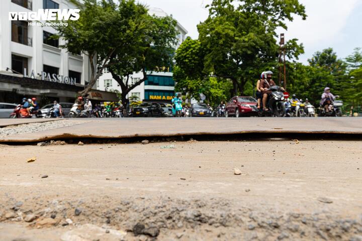 Hàng loạt tuyến phố cổ Hà Nội bụi mịt mù, mặt đường nham nhở - 3