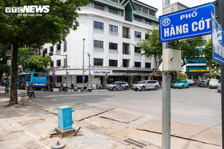 Theo ghi nhận của PV Báo Điện tử VTC News, tại nhiều tuyến phố trung tâm, đặc biệt là khu vực phố cổ Hà Nội - nơi tập trung đông khách du lịch, các dự án cải tạo, thay thế hệ thống đường ống cấp nước sạch đang được triển khai. Để phục vụ đi lại, nhiều hố đào được che chắn tạm bằng các tấm thép.