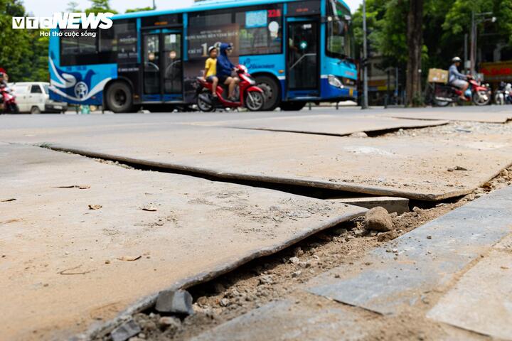 Hàng loạt tuyến phố cổ Hà Nội bụi mịt mù, mặt đường nham nhở - 4