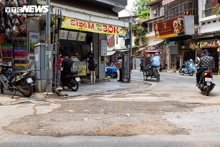 Ở nút giao Hàng Lược - Hàng Mã, mặt đường sau khi hoàn thành việc lắp đặt đường ống vẫn chưa được hoàn trả bằng thảm nhựa. Ô tô, xe máy chạy liên tục khiến bụi đất bay mù mịt.
