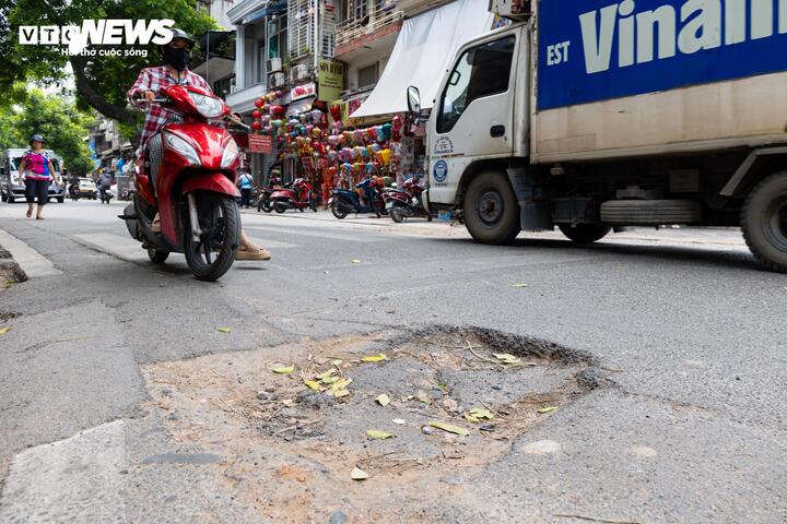 Sau quá trình thi công, nhiều vị trí trên mặt đường xuất hiện 'ổ gà', 'ổ voi' nhưng chưa được san lấp, tiềm ẩn nguy cơ mất an toàn giao thông. Theo bà Lan, người dân sinh sống trên phố Hàng Mã, các hố lún này đặc biệt nguy hiểm vào ban đêm, khi tầm nhìn hạn chế, người đi xe máy rất dễ gặp tai nạn nếu không kịp quan sát, nhất là phụ nữ hoặc người có tay lái yếu.