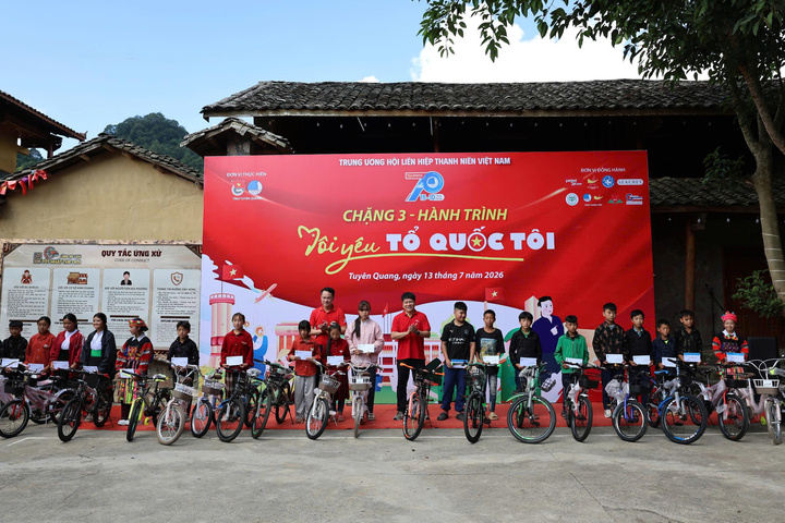 Vietjet đồng hành cùng Trung ương Hội Liên hiệp Thanh niên Việt Nam thăm hỏi, trao quà động viên các gia đình chính sách, người dân và học sinh có hoàn cảnh khó khăn tại địa phương.