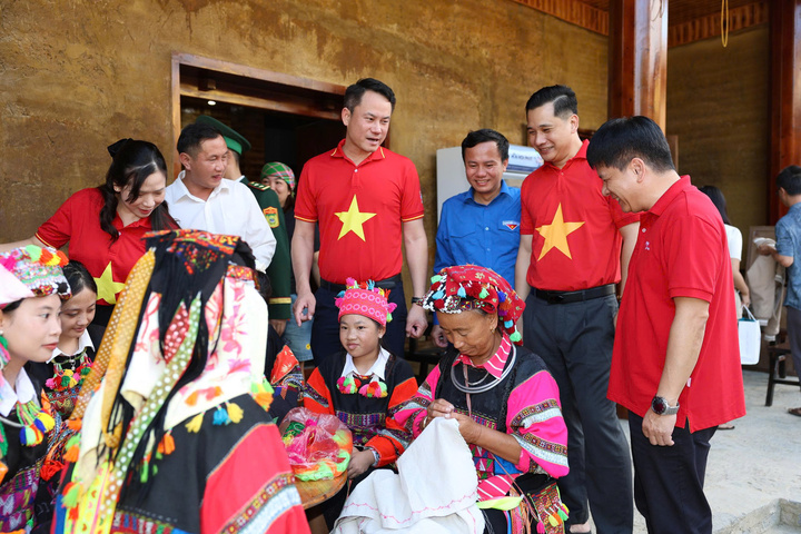 Vietjet tiếp lửa hành trình 'Tôi yêu Tổ quốc tôi' - 3